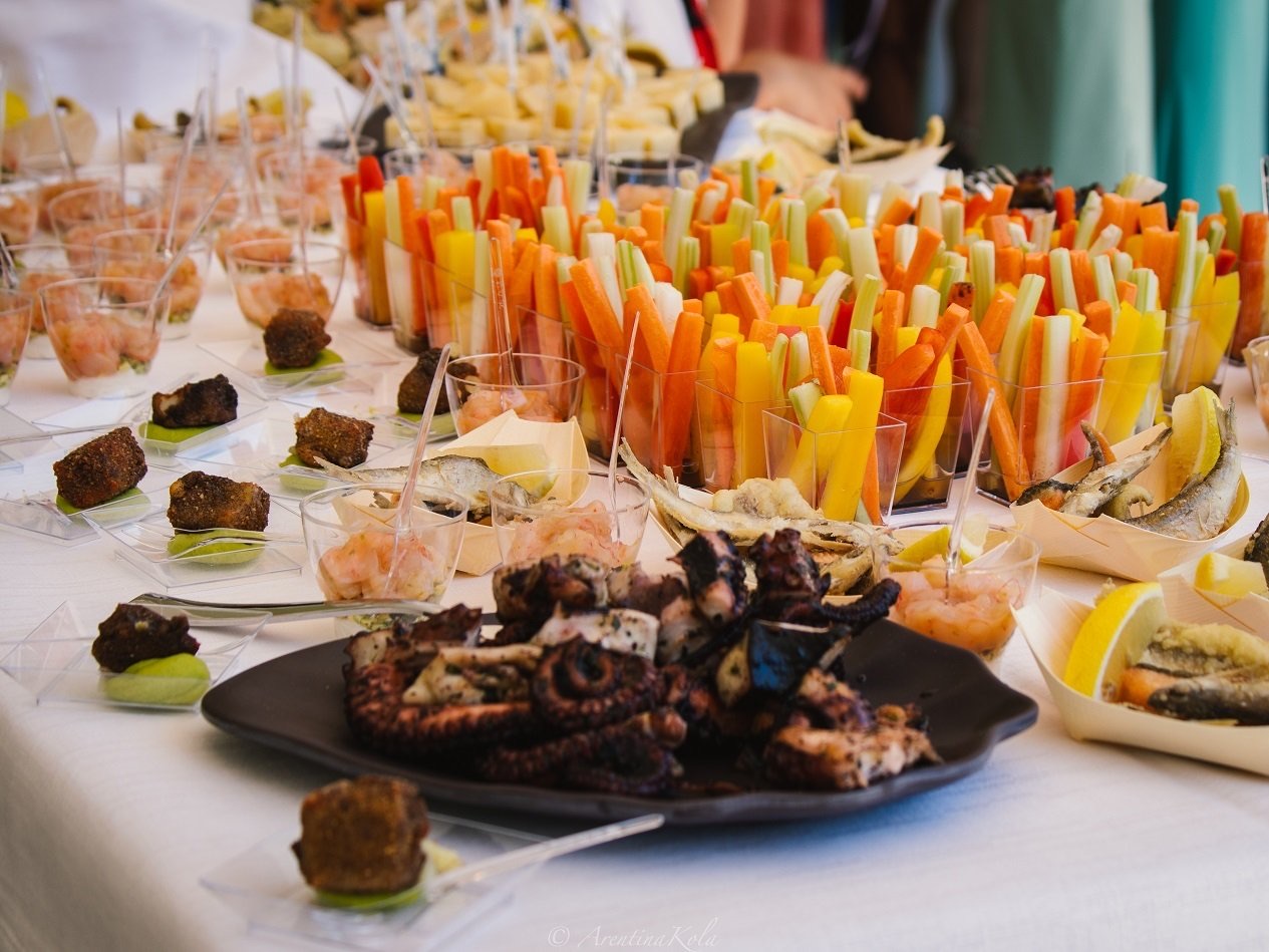 Stuzzichini, verdure e polpo del buffet dell'apericena