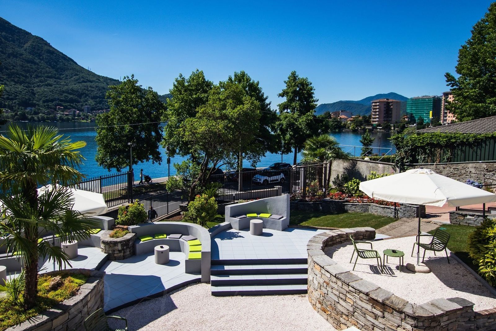 Il giardino con gli ombrelloni, affacciato sul Lago d'Orta