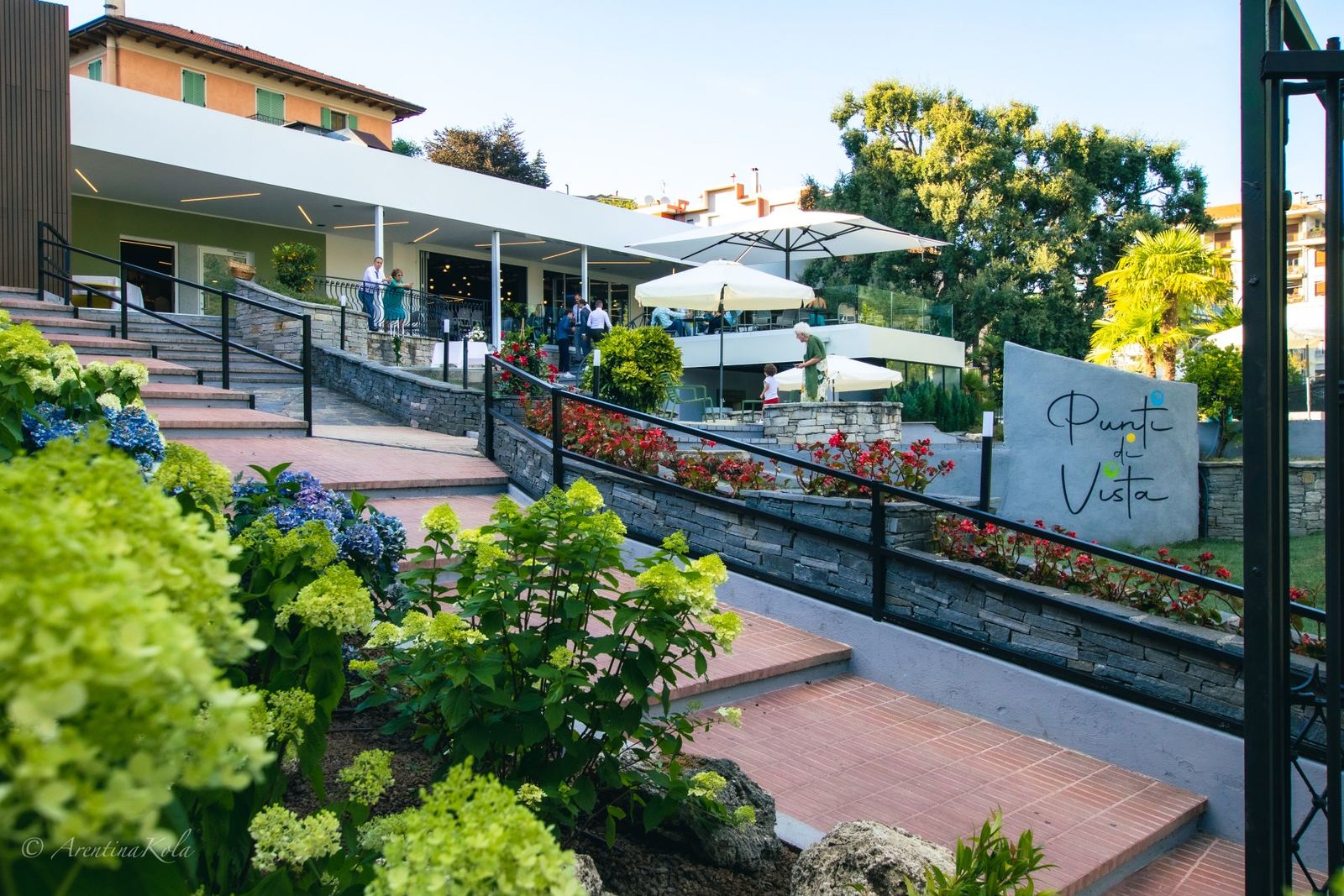 La scalinata d'ingresso tra le ortensie