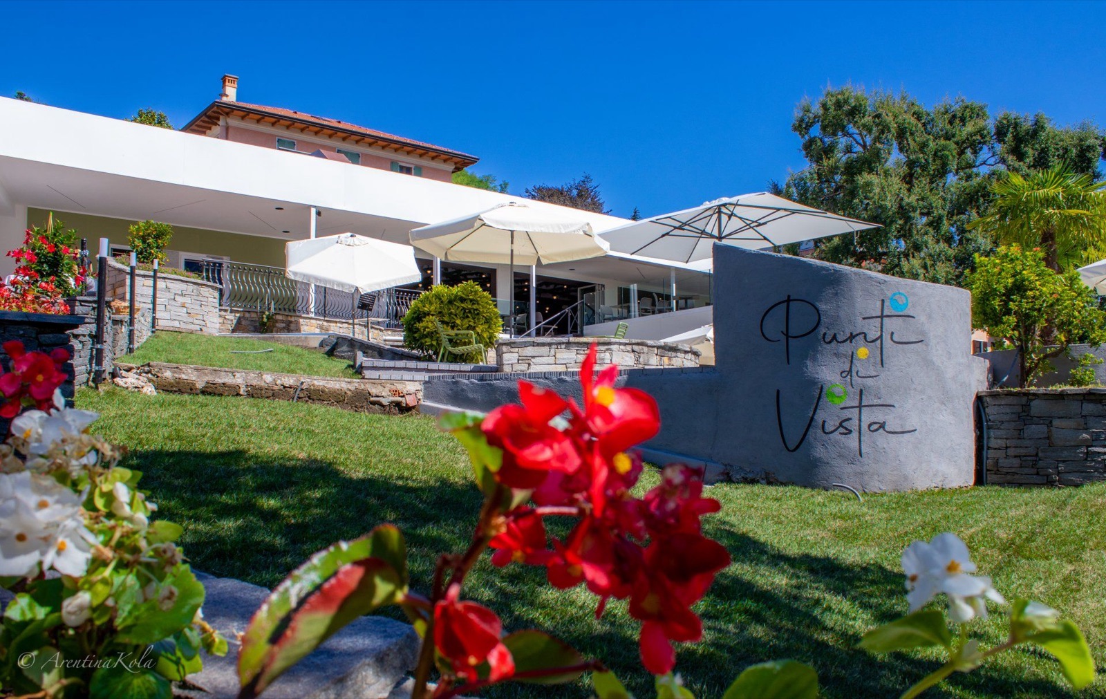 L'insegna Punti di Vista nel giardino, tra le begonie