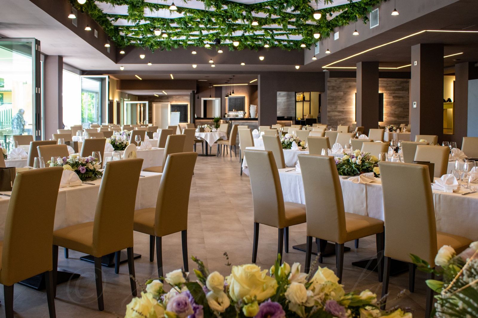 La sala apparecchiata con i fiori per un banchetto