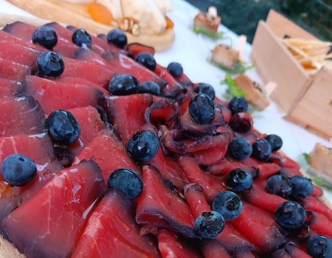 Bresaola con mirtilli e stuzzichini