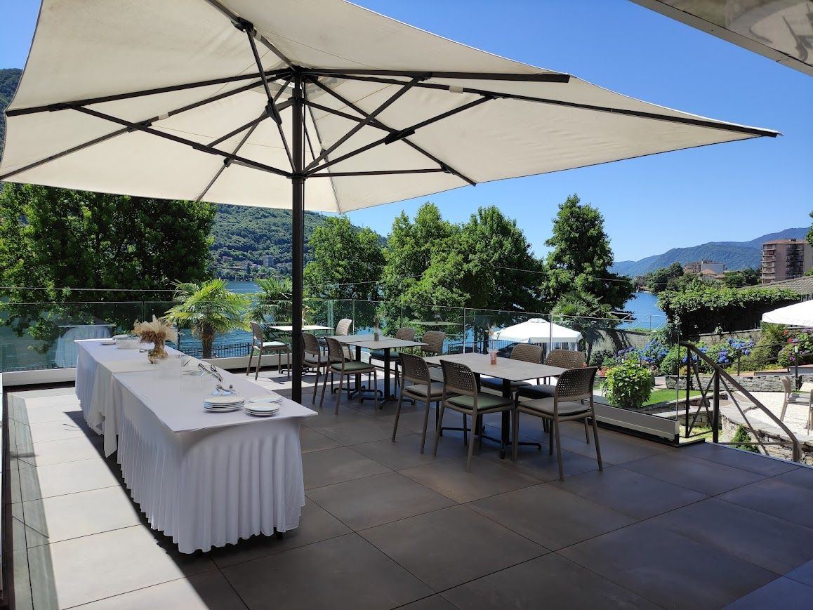 La terrazza coperta con i tavoli e il lago sullo sfondo