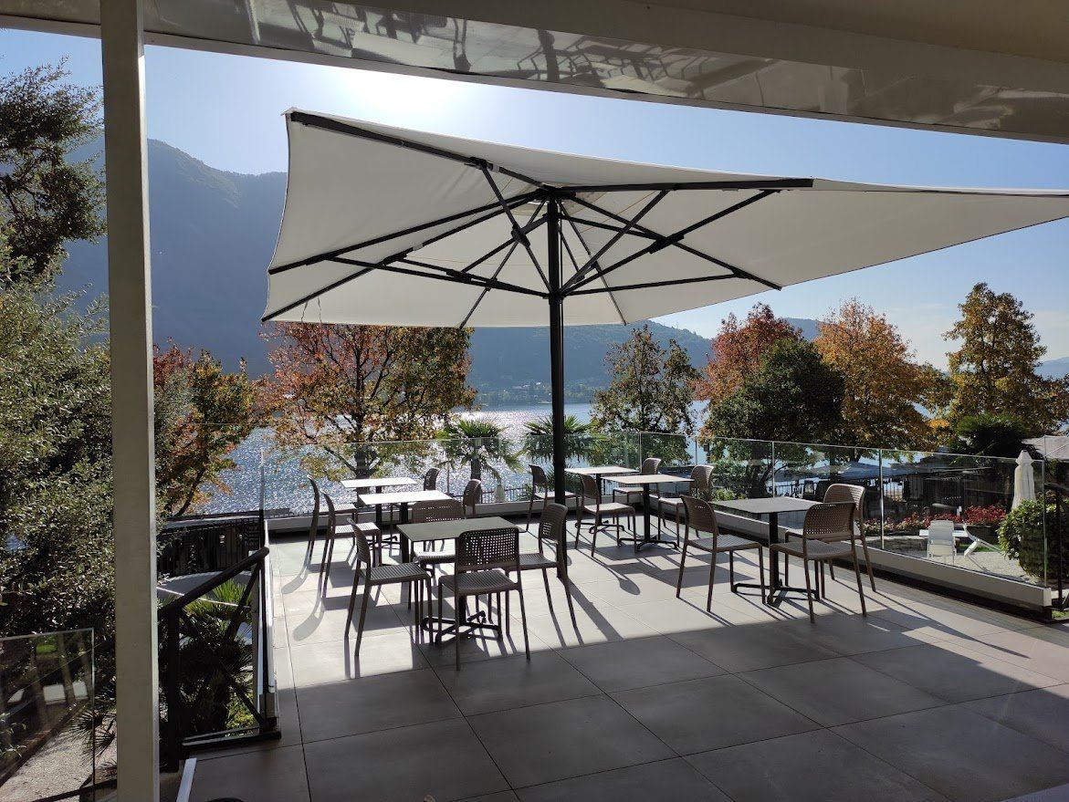 La terrazza con gli ombrelloni e il lago